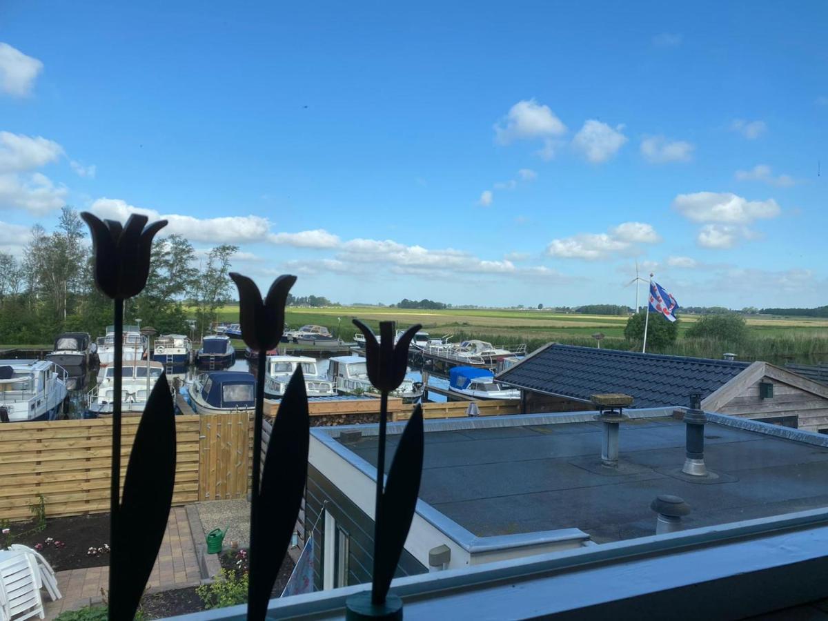 Huis Bij Het Water Met Sloepje Jutrijp Kültér fotó