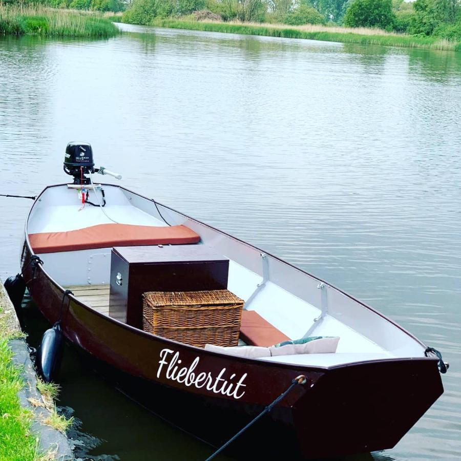 Huis Bij Het Water Met Sloepje Jutrijp Kültér fotó