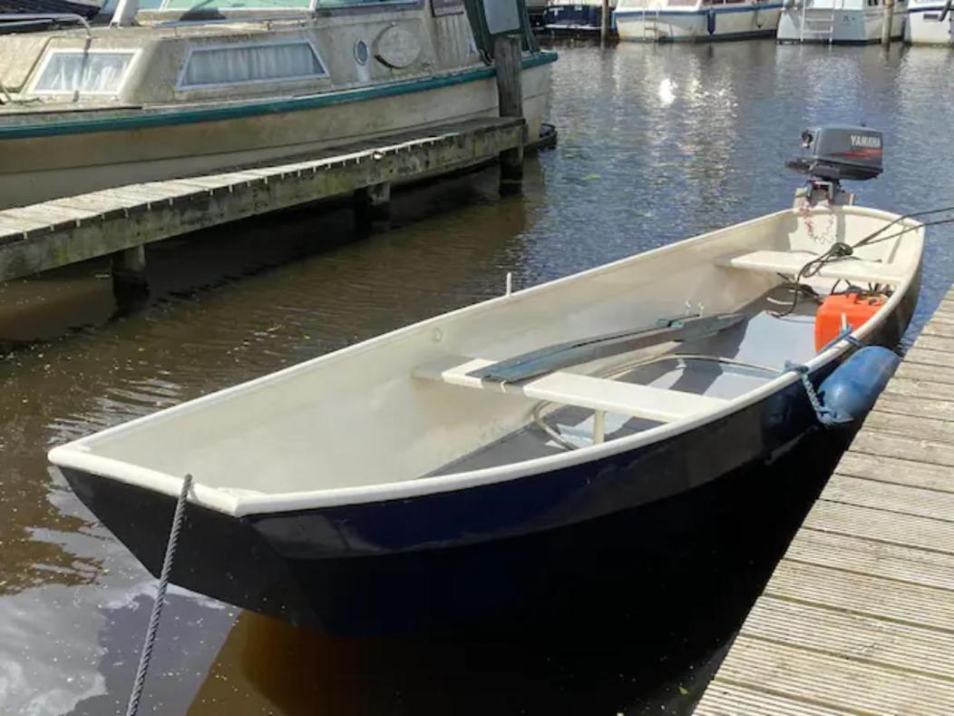 Huis Bij Het Water Met Sloepje Jutrijp Kültér fotó