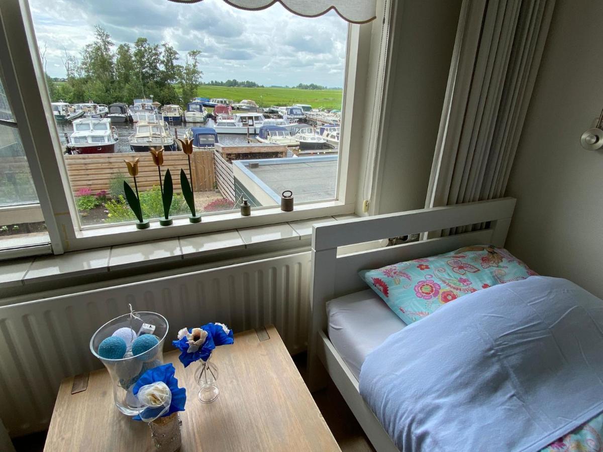 Huis Bij Het Water Met Sloepje Jutrijp Kültér fotó