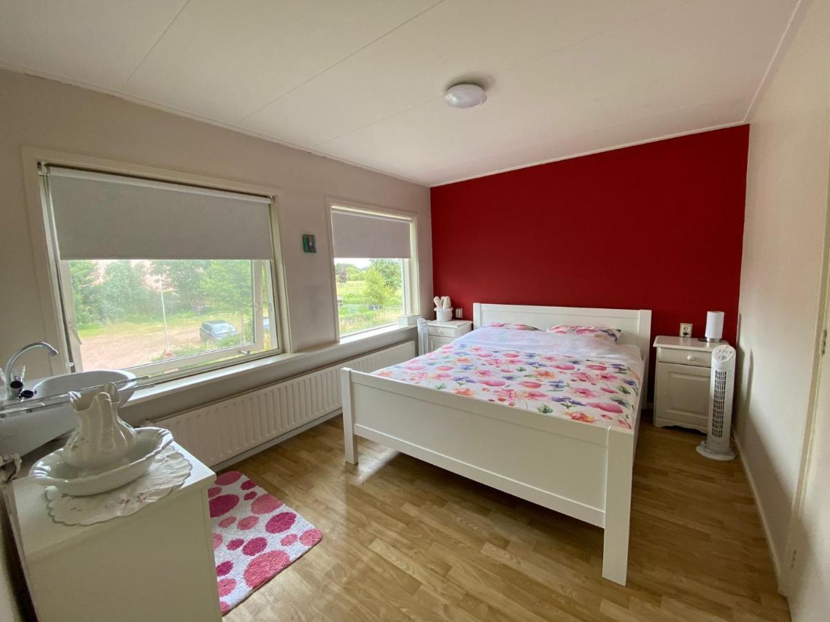 Huis Bij Het Water Met Sloepje Jutrijp Kültér fotó