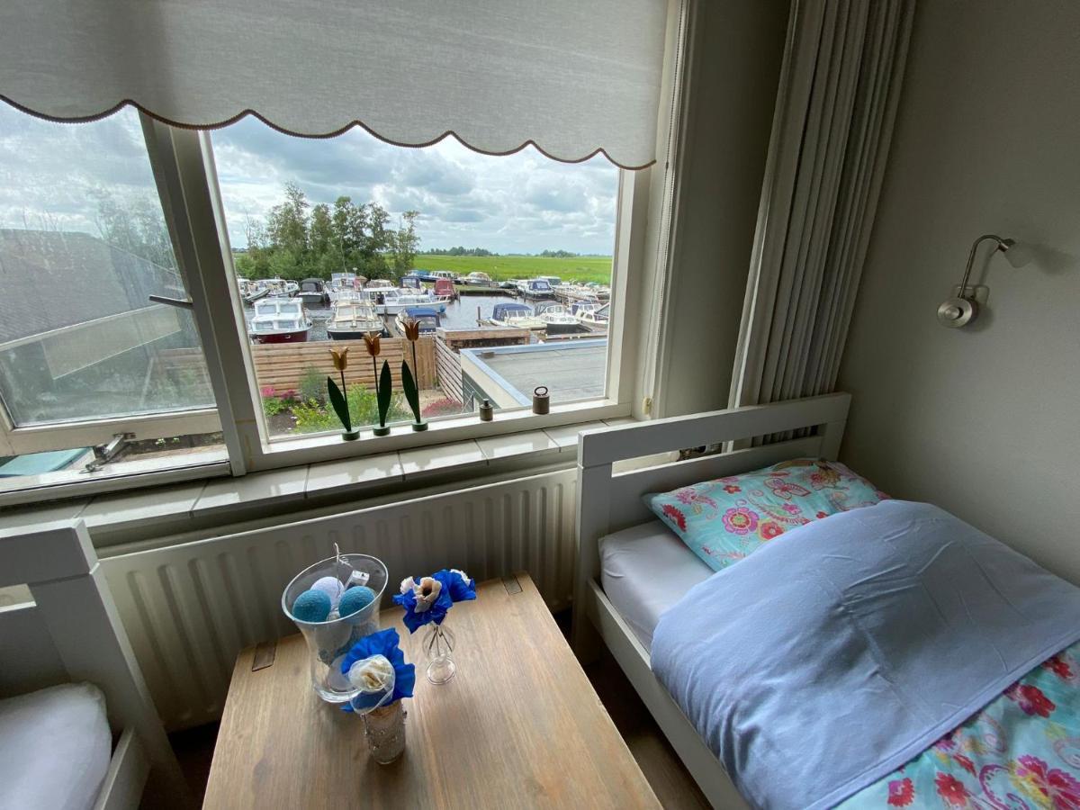 Huis Bij Het Water Met Sloepje Jutrijp Kültér fotó